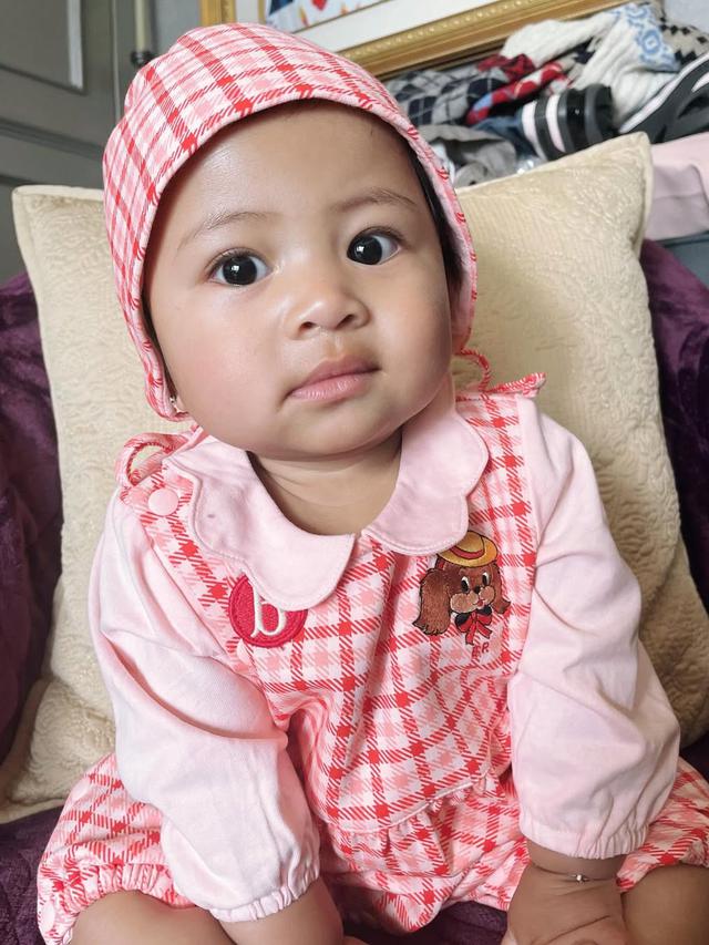Potret gemas Lily pakai baju kotak-kotak (credit: instagram/raffinagita1717)
