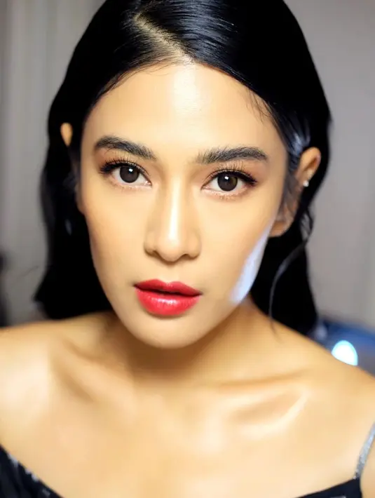 Warganet tak menyangka keduanya telah berteman sejak lama. Hingga akhirnya keduanya terlibat kembali dalam proyek sama film Gadis Kretek, sebagai Seno dan Jeng Yah. [Instagram/therealdisastr]