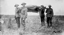 Sejumlah tentara membawa rekannya yang tewas menggunakan tandu dalam pertempuran Somme di Prancis pada Juli 1916. Henry Edward Knobel/Canada. Dept. of National Defence/Library and Archives Canada/PA-000150/Handout via REUTERS.