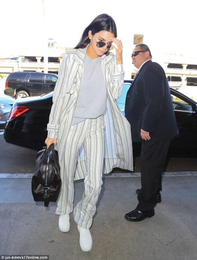 Padu padan motif stripes ala Kendall Jenner. (Image: dailymail.co.uk.jpg)