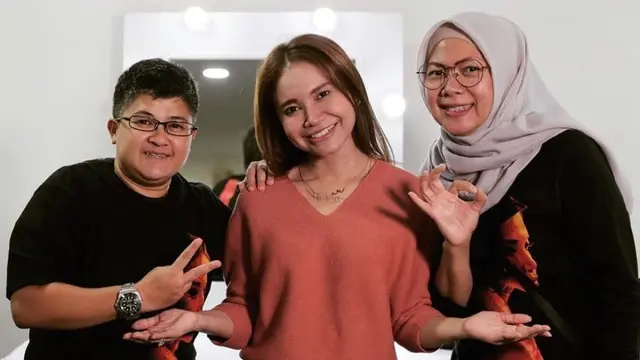 Rossa bersama manajernya