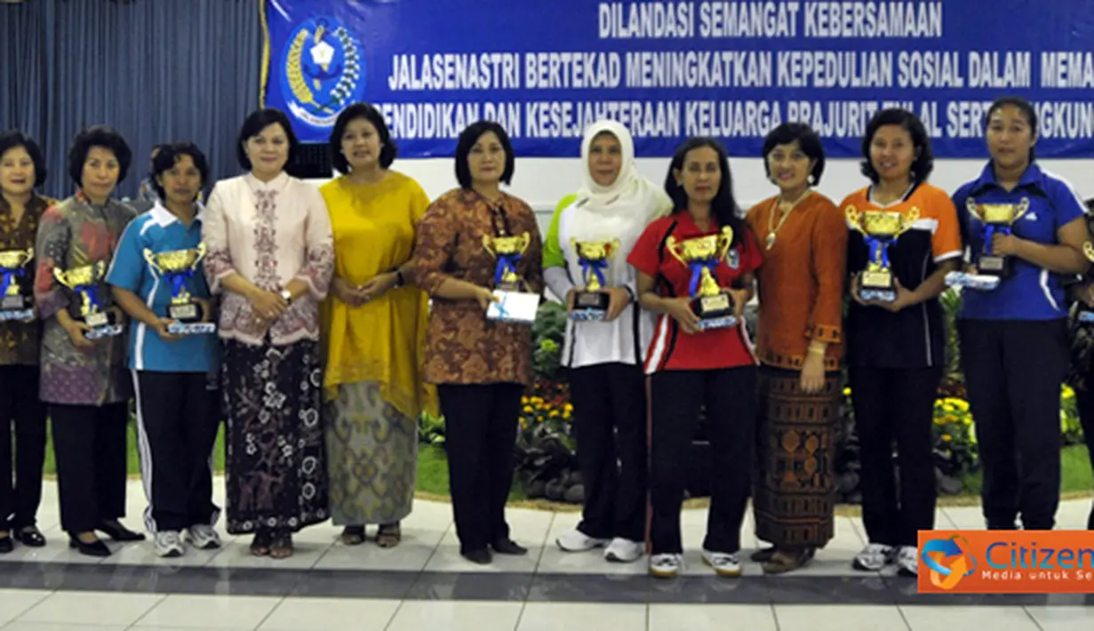 Citizen6, Surabaya: Pada lomba dekorasi Podium juara pertama diraih oleh Jalasenastri Armatim. Selain memberikan penghargaan kepada pemenang lomba podium dan tari, Lilik Soeparno juga memberikan penghargaan kepada pemenang lomba lainnya. (Pengirim: Budi A