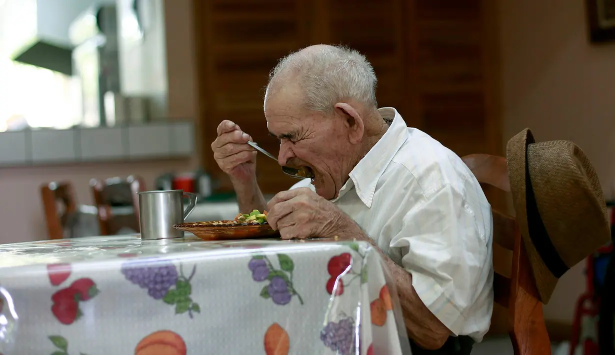  Kakek Chepito sedang makan siang di panti jompo Sisters of Charity di San Jose , Kosta Rika, Senin (11/8/2015).  Chepito yang lahir pada pergantian abad ke-20 bisa menjadi pria tertua dunia. (REUTERS/Juan Carlos Ulate)