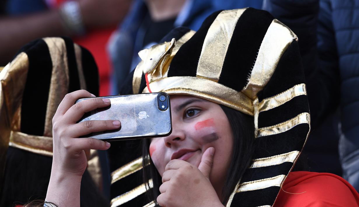 Seorang suporter Mesir selfie saat akan menonton laga Grup A Piala Dunia melawan Uruguay di Stadion Ekaterinburg, Yekaterinburg, Jumat (15/6/2018). Terakhir kali Mesir lolos ke Piala Dunia tahun 1990. (AFP/Anne-Christine Poujoulat)