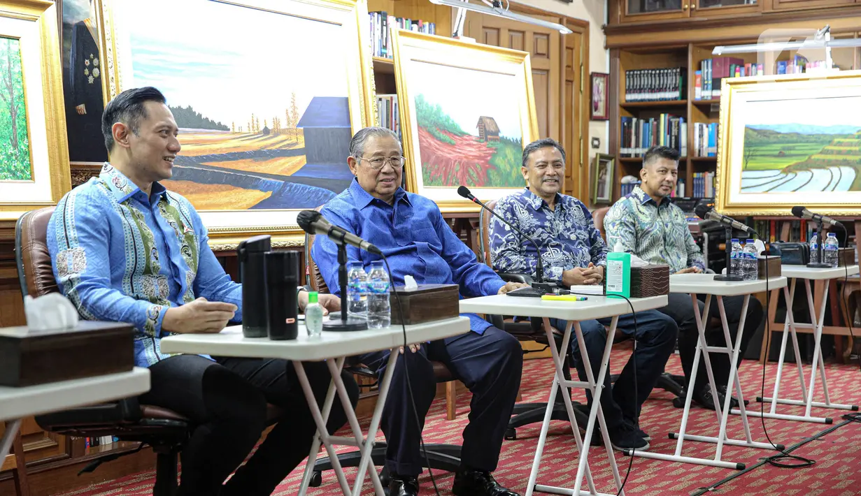 Ketua Majelis Tinggi Partai Demokrat, Susilo Bambang Yudhoyono (SBY) dan Ketua Umum Partai Demokrat Agus Harimurti Yudhoyono (AHY) saat melakukan pertemuan dengan Ketua Umum Partai Kebangkitan Bangsa (PKB) Muhaimin Iskandar di Puri Cikeas Bogor Jawa Barat, Rabu (3/5/2023). (Liputan6.com/Faizal Fanani)