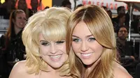 Sering Dihakimi, Kelly Osbourne Bela Miley Cyrus
