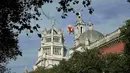 Balon udara berbentuk babi melayang di atas Victoria and Albert Museum di London, Inggris, Rabu (31/8). Balon babi berwarna pink itu untuk mempromosikan pameran grup band "Pink Floyd" yang akan dibuka mulai bulan Mei 2017. (REUTERS/Peter Nicholls)