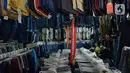 Warga memilih pakaian bekas (Thrifting) di pasar Proyek Senen, Jakarta, Selasa (12/10/2021). Akibat pandemi membuat tren thrifting menjadi alternatif pemasukan baru bagi para pedagang pakaian bekas di tengah pandemi. (merdeka.com/Imam Buhori)