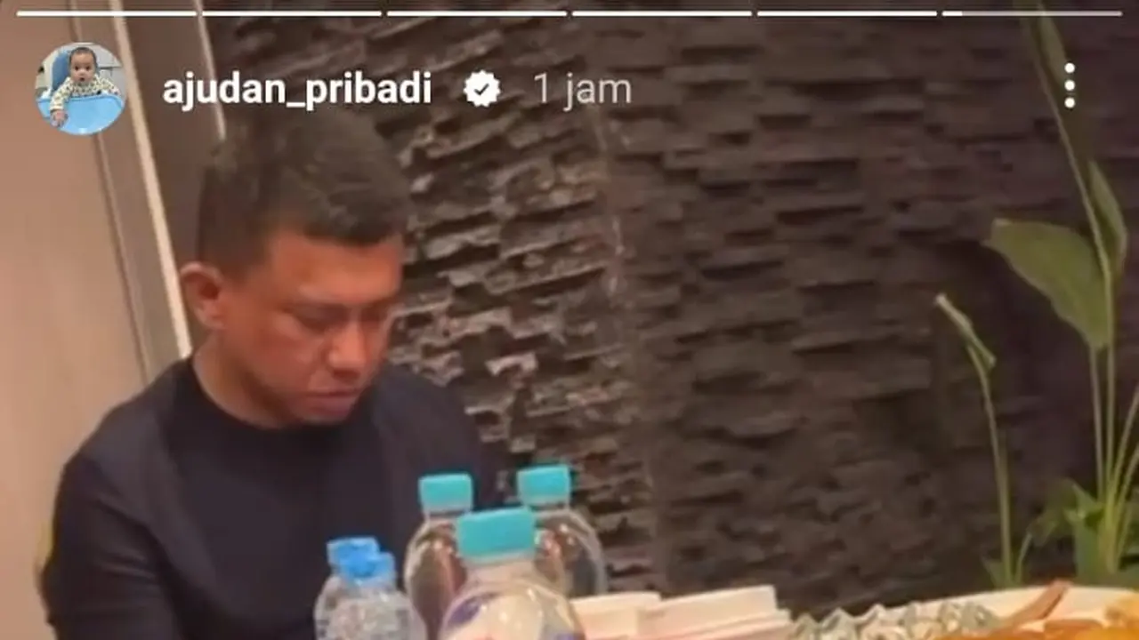 Akbar Pera Baharudin alias Ajudan Pribadi mengungah story Ferdy Sambo tengah duduk di meja makan.