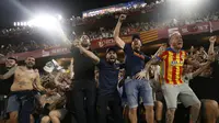 Para suporter Valencia merayakan gelar juara Copa del Rey usai mengalahkan Barcelona pada laga Copa del Rey di Stadion Benito Villamarin, Sevilla, Sabtu (25/5). Barcelona kalah 1-2 dari Valencia. (AFP/Pau Barrena)