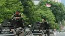 Personel TNI bersiaga di atas kendaraan taktis di depan gedung Sarinah Jl MH Thamrin, Jakarta, Kamis (14/1/2016). Ratusan petugas gabungan bersiaga pasca ledakan yang terjadi di pos polisi Sarinah, Jakarta. (Liputan6.com/Helmi Fithriansyah)