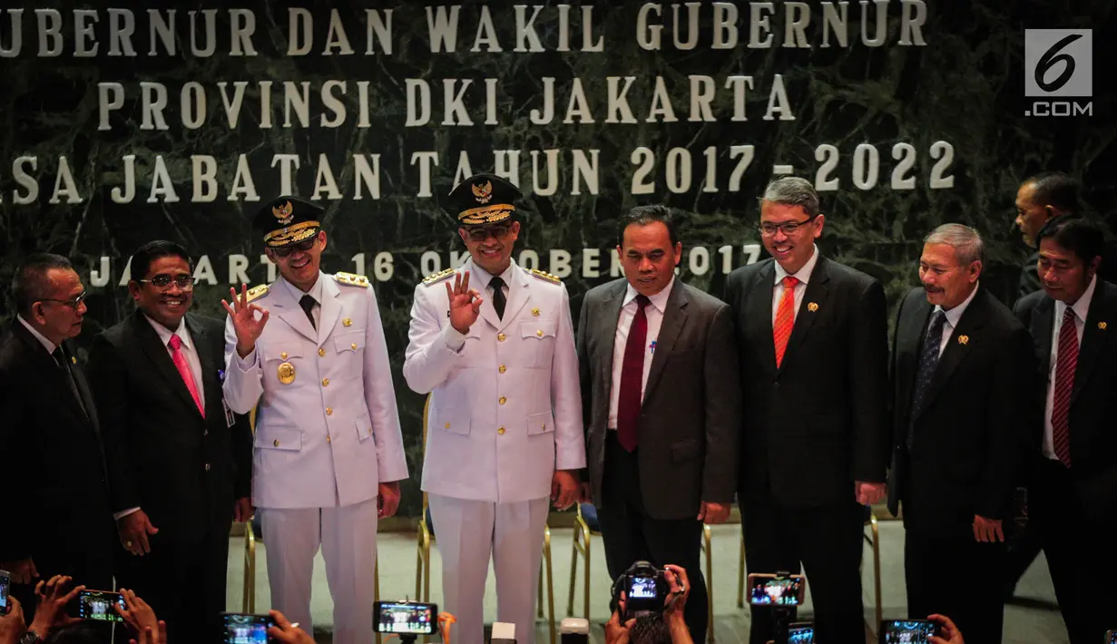Gubernur dan Wagub DKI Jakarta, Anies Baswedan (keempat kiri) dan Sandiaga Uno (ketiga kiri) berfoto bersama usai sertijab di Balai Kota, Jakarta, Senin (16/10). (Liputan6.com/Faizal Fanani)