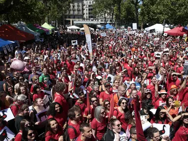 Sejumlah orang mengenakan busana berwarna merah menggelar unjuk rasa di Paris, Prancis, Sabtu (10/6). Mereka menuntut pemerintah untuk menutup rumah pemotongan hewan di Prancis. (AFP PHOTO / GEOFFROY VAN DER HASSELT)