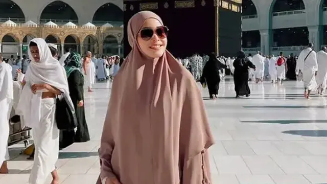 Maia Estianty memakai gamis khimar (Foto: Merdeka.com)