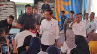 Presiden Joko Widodo meninjau gudang beras Bulog Dramaga, Kabupaten Bogor, Provinsi Jawa Jawa Barat, Senin (11/9/2023). (Sudarno/Liputan6.com)