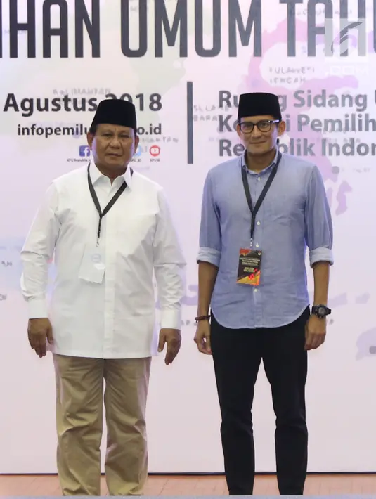 Bakal Capres/Cawapres Pemilu 2019, Prabowo Subianto (kiri) dan Sandiaga Uno usai menyerahkan syarat pencalonan di Gedung KPU, Jakarta, Jumat (10/8). Prabowo Subianto/Sandiaga Uno menjadi bakal calon kedua yang mendaftar. (Liputan6.com/Helmi Fithriansyah)