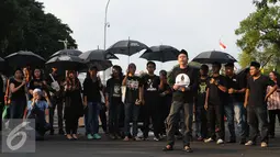 Aktivis berorasi saat aksi kamisan di depan Istana Merdeka, Jakarta, Kamis (4/8). Aksi ini juga memberi dukungan buat Koordinator Kontras Haris Azhar yang dituduh melakukan pencemaran nama baik sejumlah lembaga. (Liputan6.com/Helmi Fithriansyah)