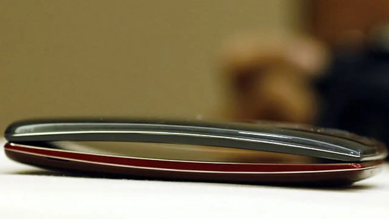  LG Bakal Rancang Layar Fleksibel Untuk iPhone