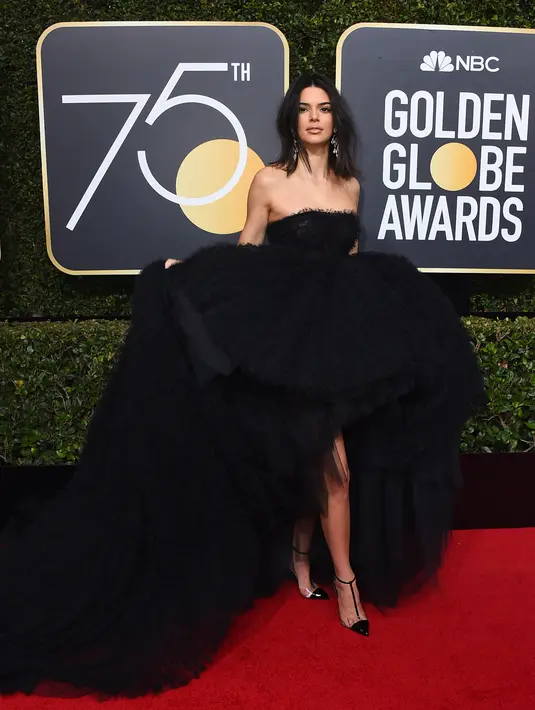 Model cantik, Kendall Jenner menghadiri karpet merah ajang penghargaan film Golden Globe Awards 2018 di California, Minggu (7/1). Kendall Jenner menjatuhkan pilihannya pada gaun hitam rancangan desainer Giambattista Valli. (Jordan Strauss/Invision/AP)