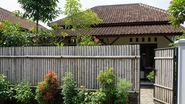 Pagar Bambu dengan Tanaman Hias