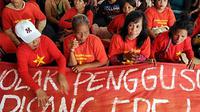 Unjuk rasa pedagang 'pisang epe' di kantor DPR Makassar. Mereka menolak penggusuran pedagang kakilima yang berjualan di Pantai Losari Makassar. (ANTARA)