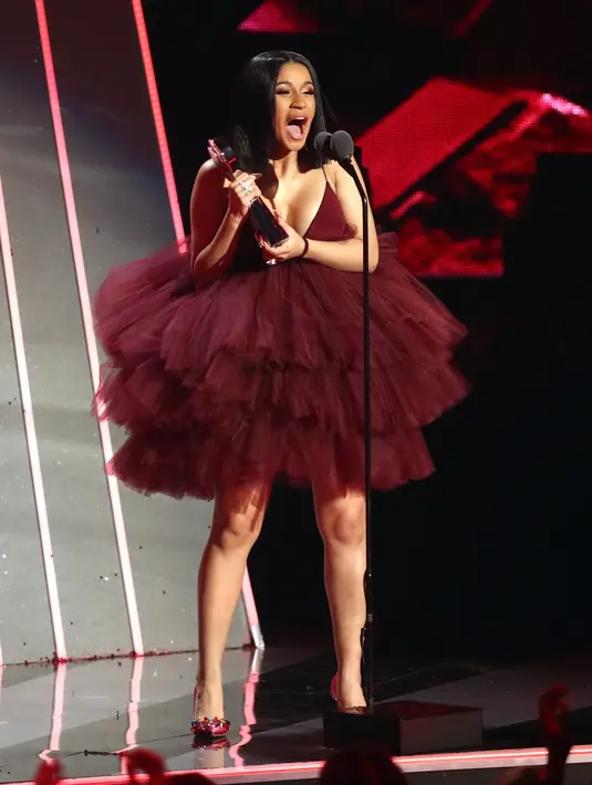 "Aku ingin berterima kasih pada publisisku, timku, aku ingin berterimakasih pada Atlantic, keluargaku. Siapa lagi? Kekasihku," lanjutnya. (RICH POLK / GETTY IMAGES NORTH AMERICA / AFP)