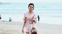 Berfoto dengan latar belakang keindahan laut, Michelle Ziudith dan pemandangan sekitar pantai ini sama-sama cantik. Wajah manis dan kalem bintang web series Cupcake Untuk Rain ini bikin pangling. Meski hanya pamer senyum tipis sekalipun, pesona Michelle Ziudith tetap terpancar. (Liputan6.com/IG/@michelleziu)