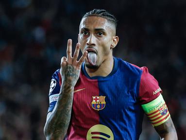 Pemain Barcelona, Raphinha, melakukan selebrasi setelah mencetak gol ke gawang Bayern Munchen, dalam laga matchday tiga Liga Champions 2024/2025 di Estadi Olimpic Lluis Companys, Kamis (24/10/2024). (AP Photo/Joan Monfort)