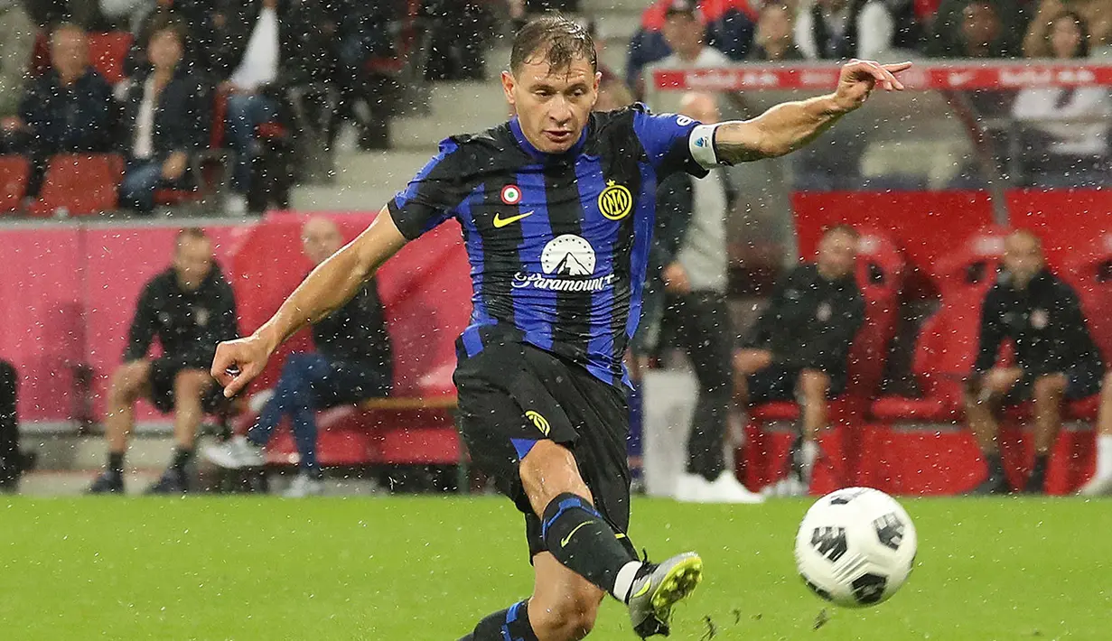 Pemain Inter Milan, Nicolo Barella berusaha mencetak gol ke gawang RB Salzburg pada laga uji coba pramusim di Red Bull Arena, Austria, 10 Agustus 2023 WIB. (AFP/APA/Krugfoto)