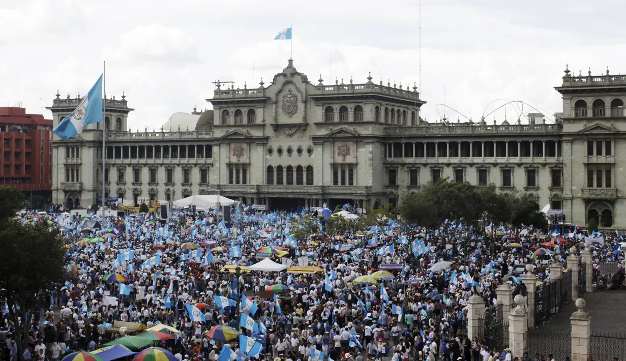 Ribuan warga berunjuk rasa menuntut mundur Presiden Otto Perez di depan Istana Nasional Guatemala City, Kamis (27/8/2015). Aksi ini dilakukan setelah Presiden Perez menolak mundur usai dituding terlibat skandal korupsi bea cukai. (REUTERS/Jose Cabezas)