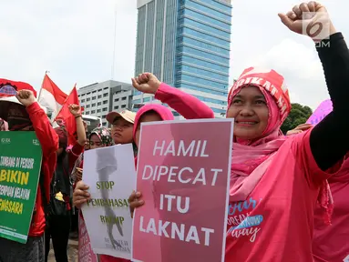 Aktivis yang tergabung dalam Parade Juang Perempuan Indonesia menggelar demontrasi di depan Gedung DPR, Jakarta, Kamis (8/3). Aksi ini memperingati Hari Perempuan Internasional yang jatuh setiap tanggal 8 Maret. (Liputan6.com/JohanTallo)