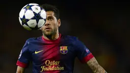 Nama pertama ada Dani Alves. Bek sayap veteran yang kini kembali bermain untuk Barcelona itu tercatat telah mempersembahkan tiga trofi Liga Champions untuk Blaugrana yaitu pada musim 2008/2009, 2010/2011, dan 2014/2015. Setelah itu, ia sempat membela Juventus dan Paris Saint-Germain, namun gagal meraih gelar juara Eropa tersebut bersama mereka. (AFP/Javier Soriano)