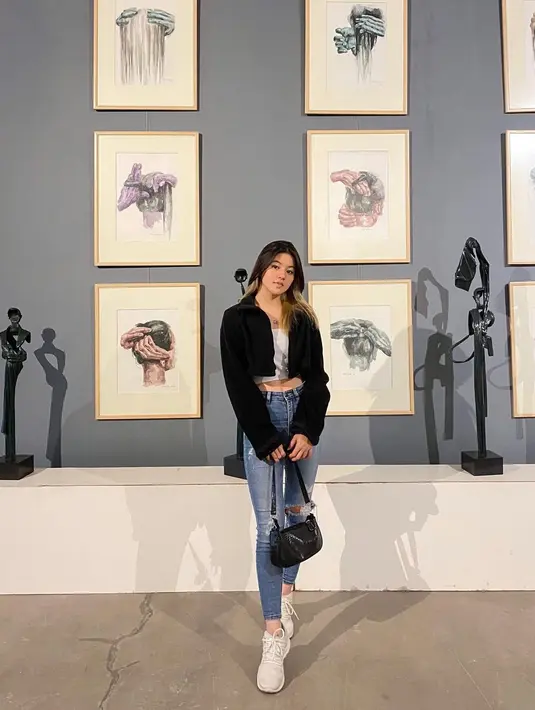 <p>Mengunjungi museum dengan jaket crop dan shoulder bag bisa jadi inspirasi outfitmu. (sumber : Instagram @vonnyfelicia)</p>