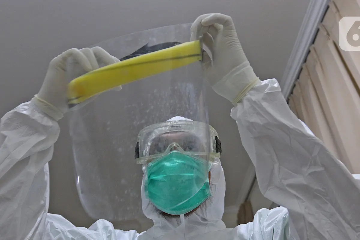 FOTO: Melihat Persiapan Dokter Memakai APD Tingkat 3