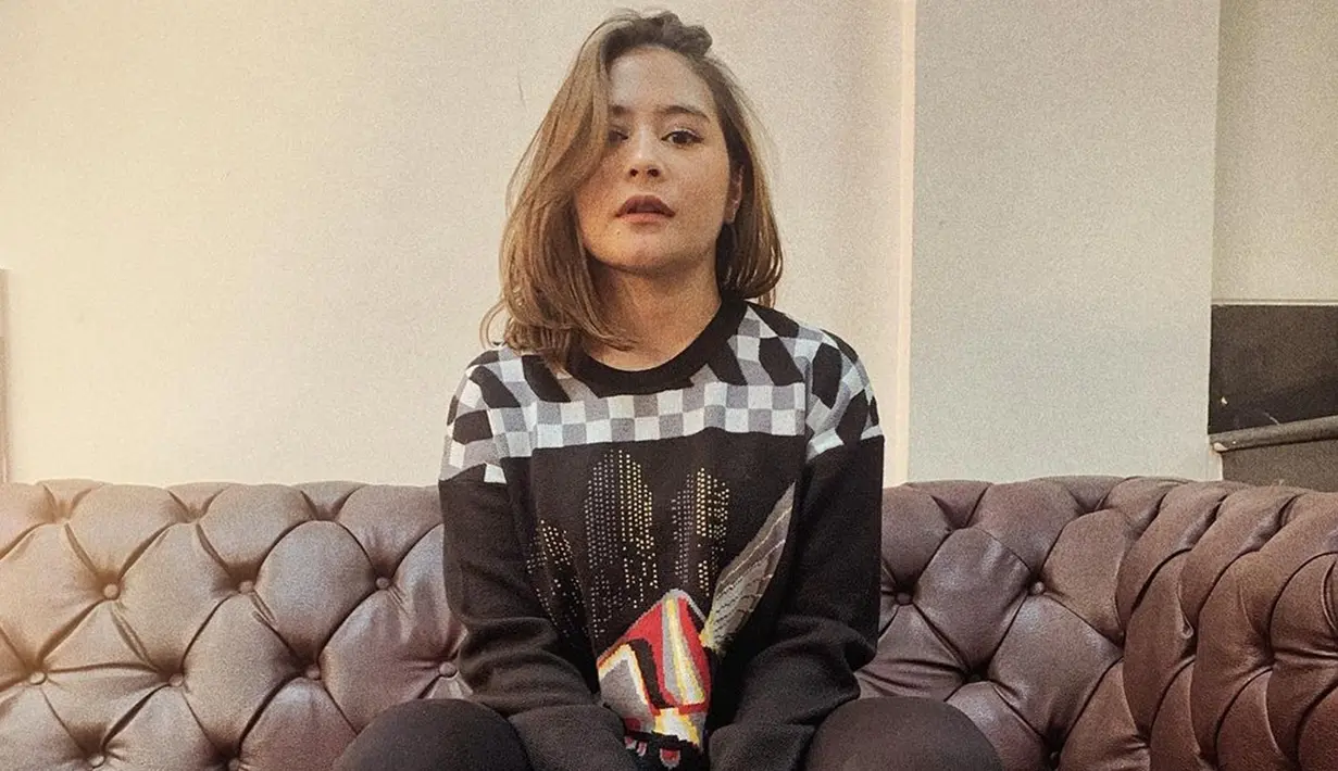 Beberapa kali terlihat menggunakan outfit hitam, gaya santai Prilly satu ini juga bisa ditiru. Menggunakan sweater motif hitam dan celana hitam, makeup wanita 24 tahun ini pun terlihat begitu sederhana. (Liputan6.com/IG/@prillylatuconsina96)