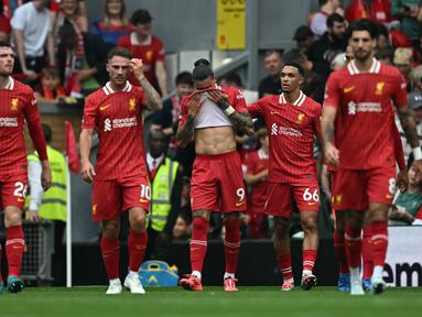 Darwin Nunez (tengah) tampat emosional hingga menangis usai mencetak gol kemenangan telak 3-0 Liverpool saat menjamu Bournemouth pada pekan kelima Liga Inggris, Sabtu (21/9/2024). Gol ini merupakan  gol pertamanya di Liga Inggris di bawah arahan Arne Slot. ( AFP/Paul Ellis)