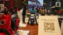 Pengunjung melihat koleksi sepeda motor yang dipamerkan dalam Indonesia International Motor Show (IIMS) 2023 di Jiexpo Kemayoran, Jakarta, Minggu (19/2/2023). Selain mobil, IIMS 2023 yang berlangsung hingga 26 Februari mengangkat tema "Bringing Opportunity for Otomotive Society Together" (BOOST) tersebut menghadirkan sekitar 40 merek produk sepeda motor dengan konsep terbaru. (merdeka.com/Iqbal S. Nugroho)