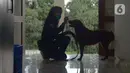 Pelatih K9 wanita Nina Herlina melatih seekor anjing di Markas Komando K9 BNN, Selasa (8/3/2022). Dalam rangka Hari Perempuan Sedunia, BNN terus meningkatkan kemampuan para pelatih khususnya perempuan dan kemampuan hewan. (merdeka.com/Imam Buhori)