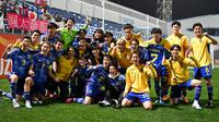 Para pemain Jepang U-20 merayakan kemenangan atas Yordania U-20 pada laga perempatfinal Piala Asia U-20 2023 di Lokomotiv Stadium, Tashkent, Uzbekistan, Minggu (12/3/2023). (AFC/Pranit Katwal)