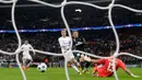 Pemain Tottenham Hotspur, Christian Eriksen mencetak gol ke gawang Real Madrid pada pertandingan keempat Grup H Liga Champions di Stadion Wembley, Rabu (1/11). Tottenham Hotspur melangkah ke babak 16 besar setelah menang 3-1. (AP/Matt Dunham)