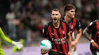 Santiago Gimenez (AC Milan) merayakan gol ke gawang Lecce dalam laga Coppa Italia di San Siro Stadium, 23 September 2025. (AP Photo/Luca Bruno)