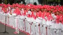 Menteri Pemuda dan Olahraga Imam Nachrawi memimpin para atlet menyanyikan lagu pembangkit semangat saat upacara pelepasan atlet yang akab berlaga di SEA Games XXVIII Singapura, Jakarta, Selasa (26/5/2015). (Liputan6.com/Faizal Fanani)
