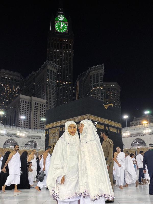 Naomi Zaskia tengah menjalankan ibadah umrah, tampil cantik dengan hijab. (Sumber: Instagram/@naonomnom)