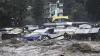 Banjir di Sungai Beas akibat hujan lebat di Kullu, Himachal Pradesh, India, pada 9 Juli 2023. (Foto: AP/Aqil Khan)