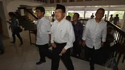Jusuf Kalla tiba pukul 11.30 WIB, dengan mengenakan kemeja putih lengan panjang, celana bahan, dan peci hitam. Jakarta, Sabtu (31/5/2014) (Liputan6.com/Andrian M Tunay)