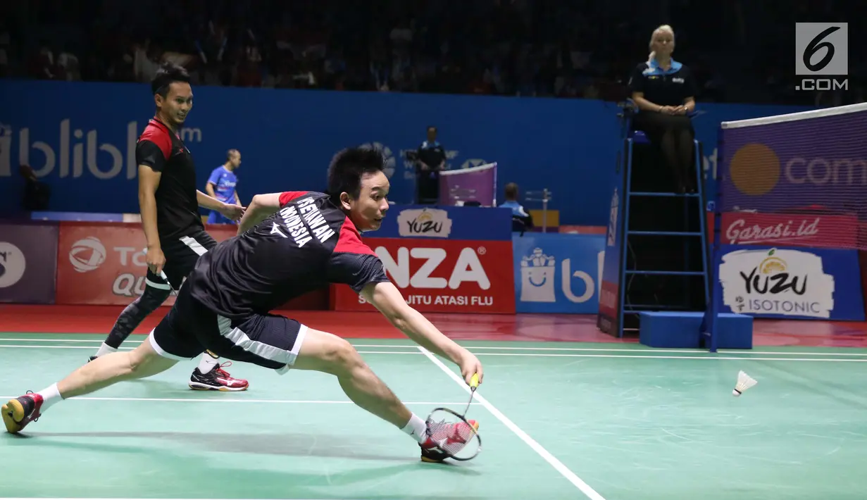 Pebulu tangkis putra campuran Indonesia, M Ahsan/Hendra Setiawan saat melawan Markus Ellis/Chris Langridge (Inggris) di Babak 32 besar Indonesia Open 2019 di Istora Senayan, Jakarta, Rabu (17/7/2019). M Ahsan/Hendra Setiawan unggul 28-26, 21-17. (Liputan6.com/Helmi Fitrhiansyah)