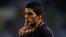 Pemain Barcelona, Luis Suarez berselebrasi usai menjebol gawang Espanyol dalam laga Liga Spanyol, di Stadion RCDE, Spanyol, Sabtu (29/4). Suarez menyumbang 2 gol dalam laga yang berakhir dengan skor 3-0 tersebut. (AP Photo/ Manu Fernandez)
