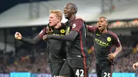 Gelandang Manchester City Yaya Toure merayakan gol ke gawang Crystal Palace pada laga Premier League di Selhurst Park, London, Sabtu (19/11/2016). (AFP/Olly Greenwood)