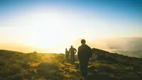 Rutinitas Skincare Sebelum dan Sesudah Mendaki Gunung yang Wajib Dilakukan
