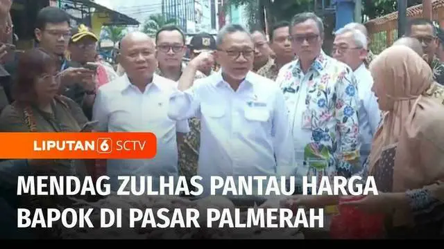 Menteri Perdagangan Zulkifli Hasan meninjau harga bahan pokok di Pasar Palmerah, Jakarta Barat. Sejumlah harga kebutuhan pokok berangsur turun setelah natal dan tahun baru.